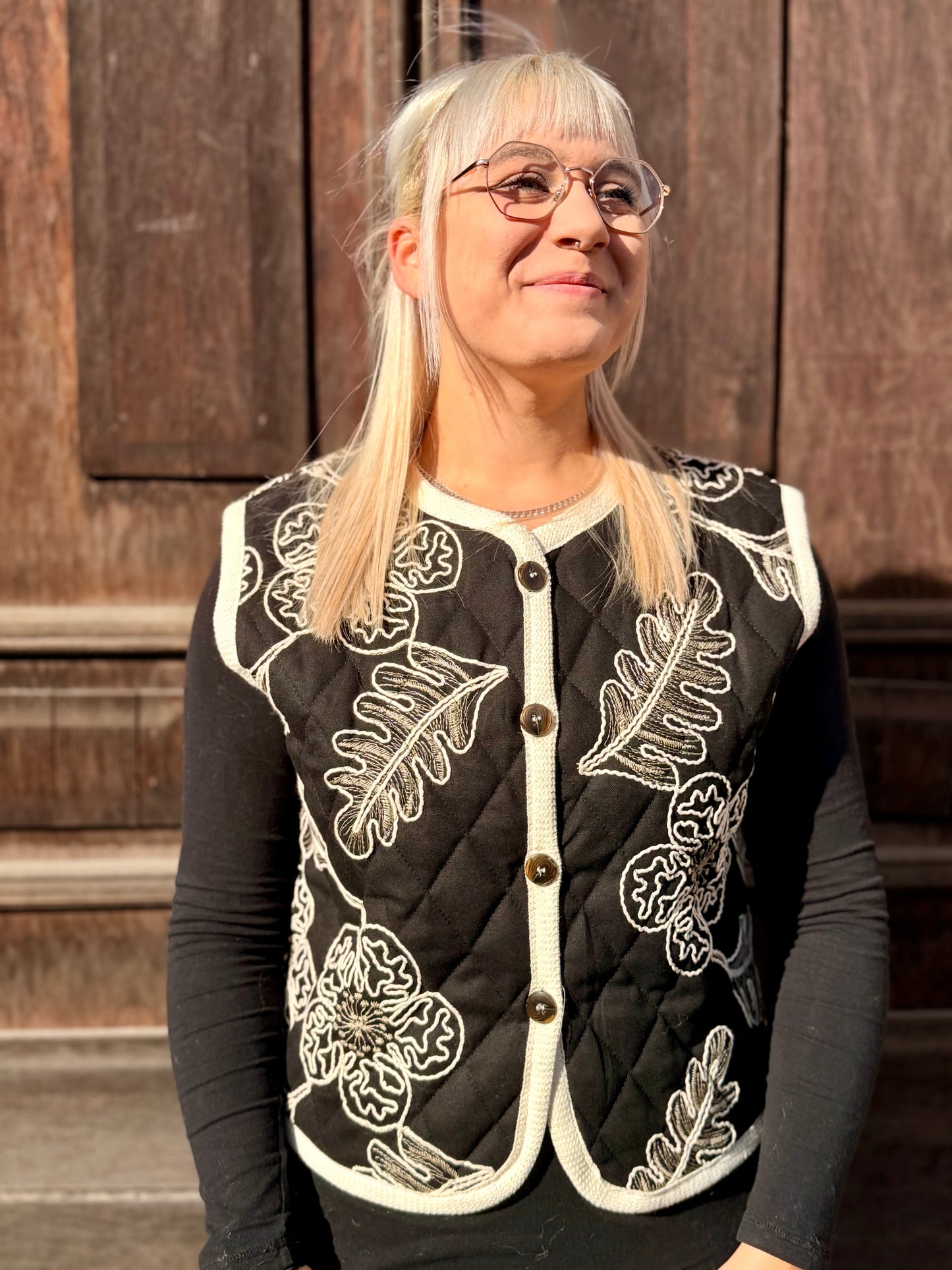 Gestepptes Weste mit Blumenstickerei – Schwarz/Beige
