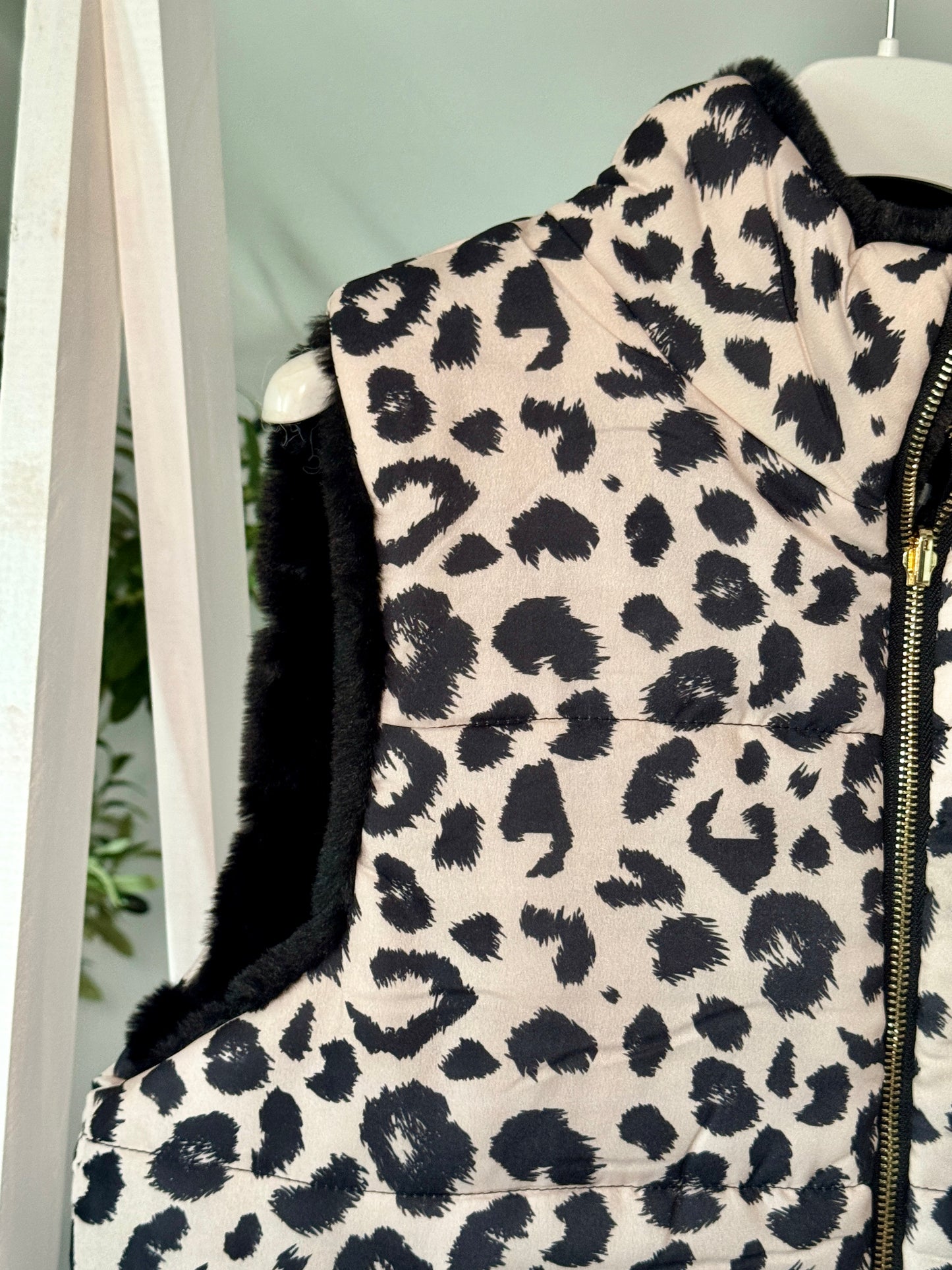 Leopardenprint Weste – Flauschig, Warm & Stylisch