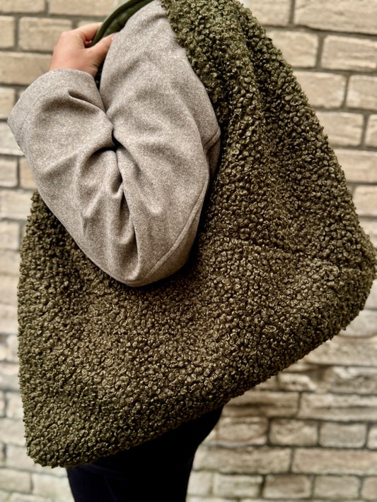 Teddy Oversize Hobo Bag aus Bouclé in Olivegrün – Stylische Schultertasche mit XL-Volumen