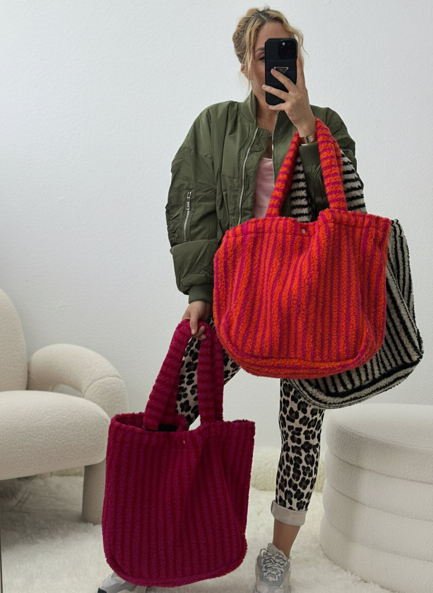 XXL Plüsch Shopper – Flauschige Oversize Bag in Rot-Orange & Schwarz-Beige