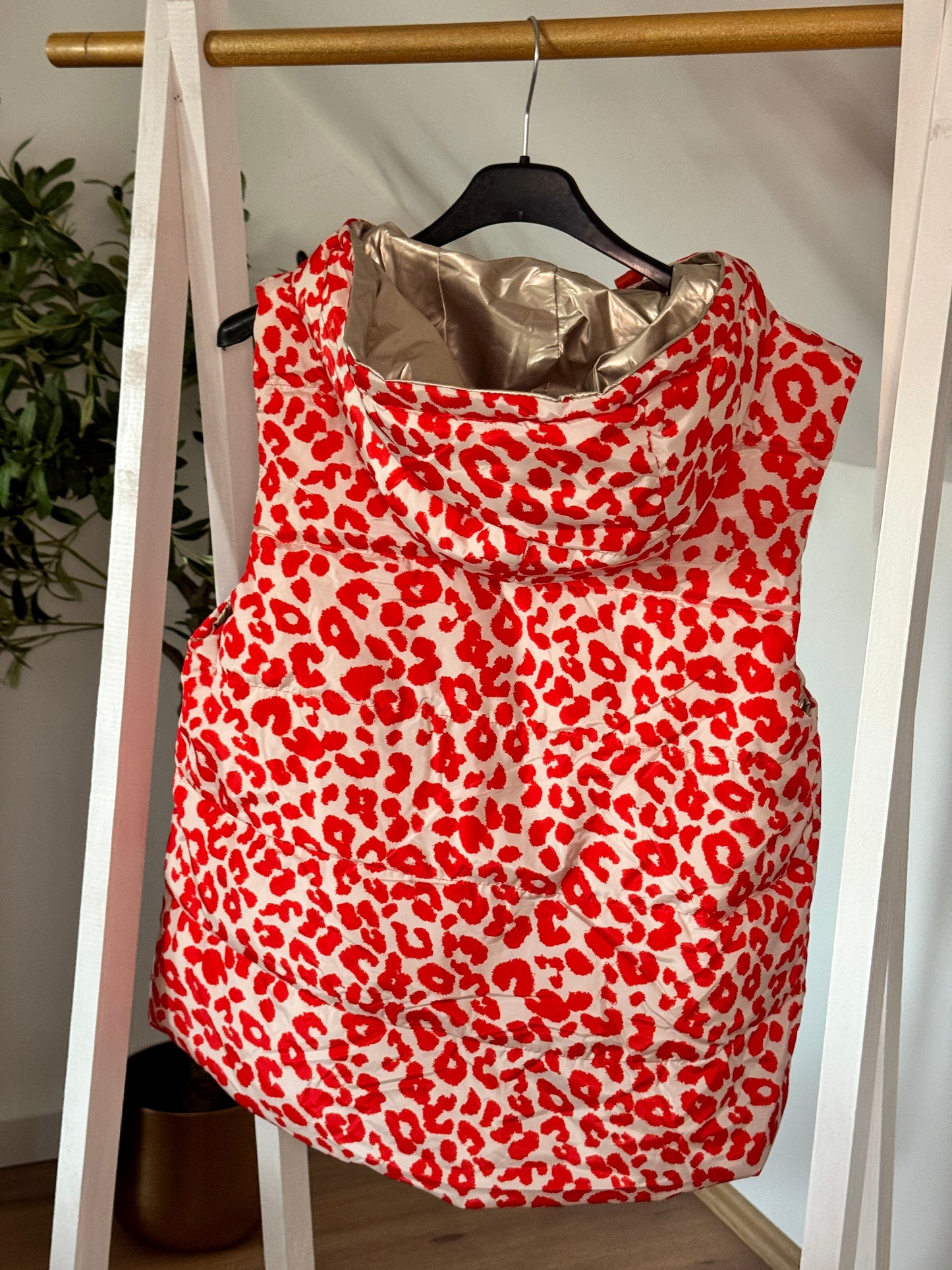 Weste mit rotem Leo-Print – Trendige Damen Weste mit Kapuze