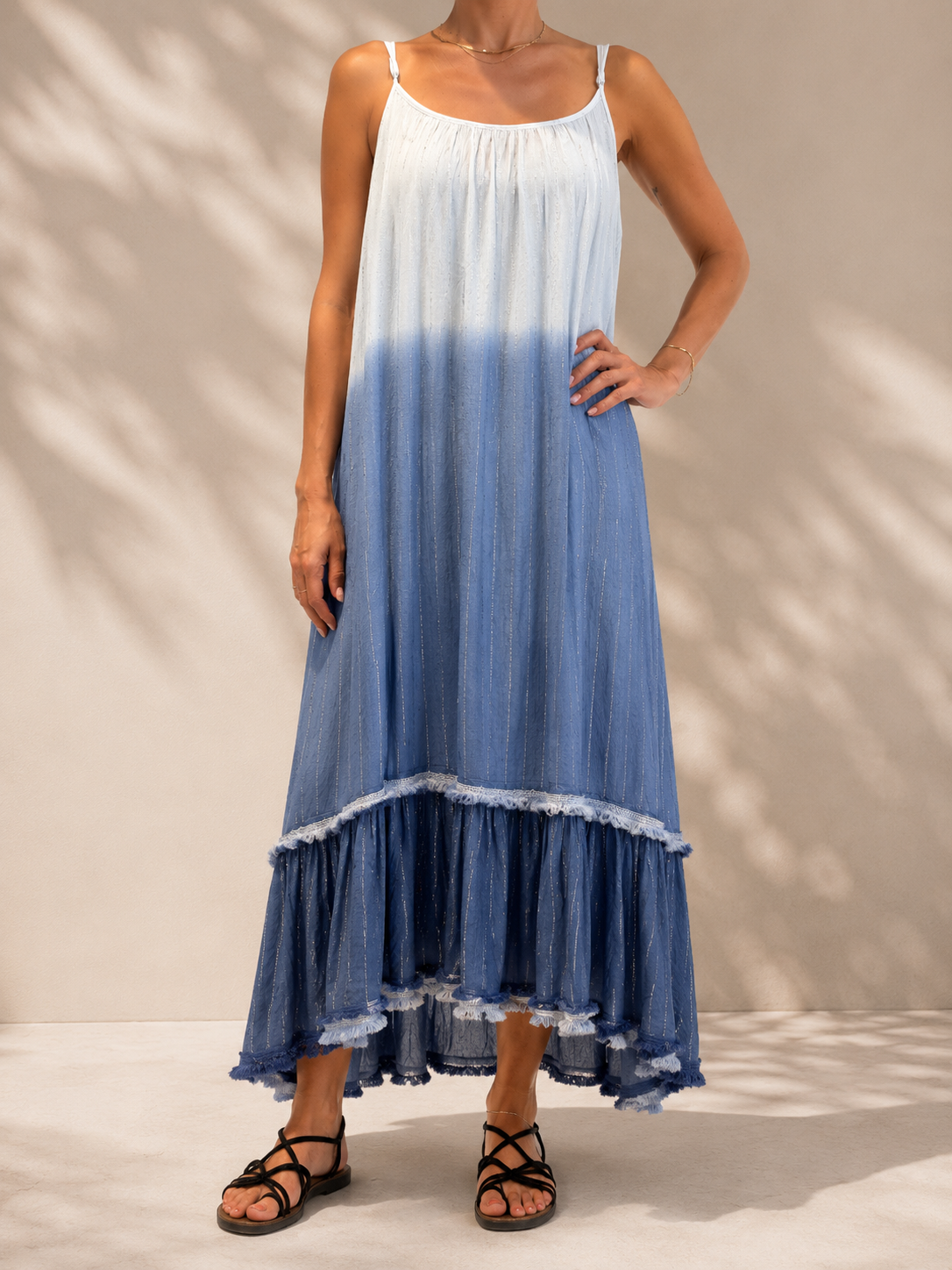 Boho Maxikleid mit Farbverlauf & Glitzerdetails – Trägerkleid in Blau-Weiß