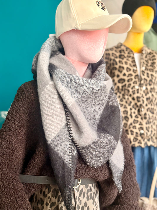 Kuschelschal „Nordic Grey“ – Dreieckstuch in Grau-Schwarz-Weiß