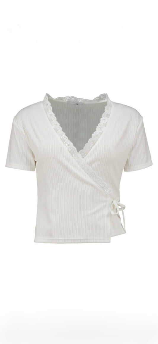 Geripptes T-Shirt mit Spitze & V-Ausschnitt