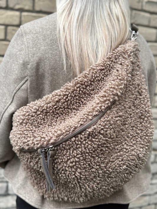 Oversized Teddy-Bauchtasche in Taupe – Kuschelig & Stylisch