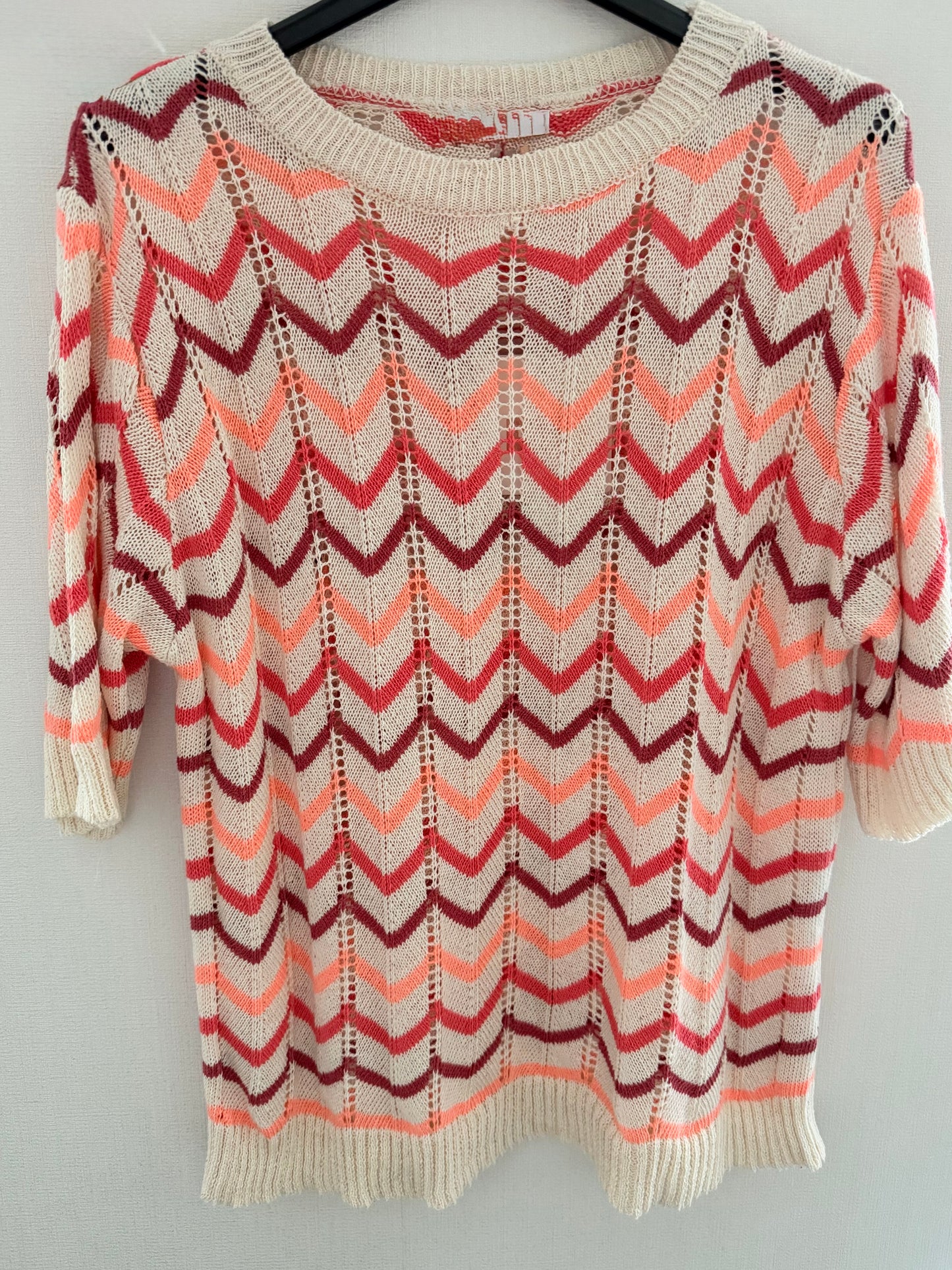 Boho Zickzack Strickpullover – Sommer Knit in Coral & Cream