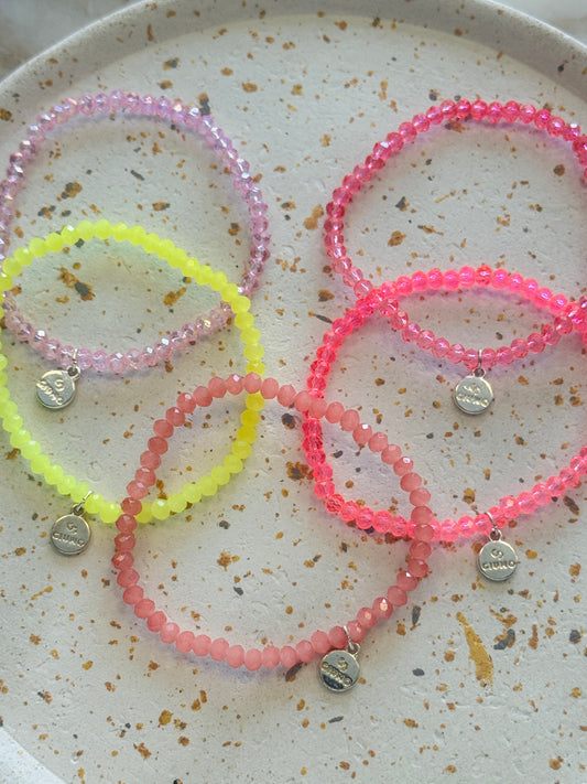 Perlenarmband mit kleinem silbernen Charm