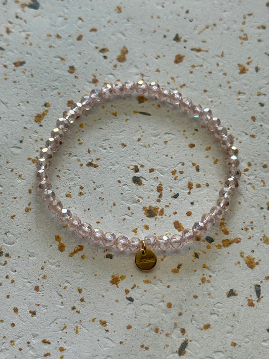 Perlenarmband mit kleinem goldenen Charm