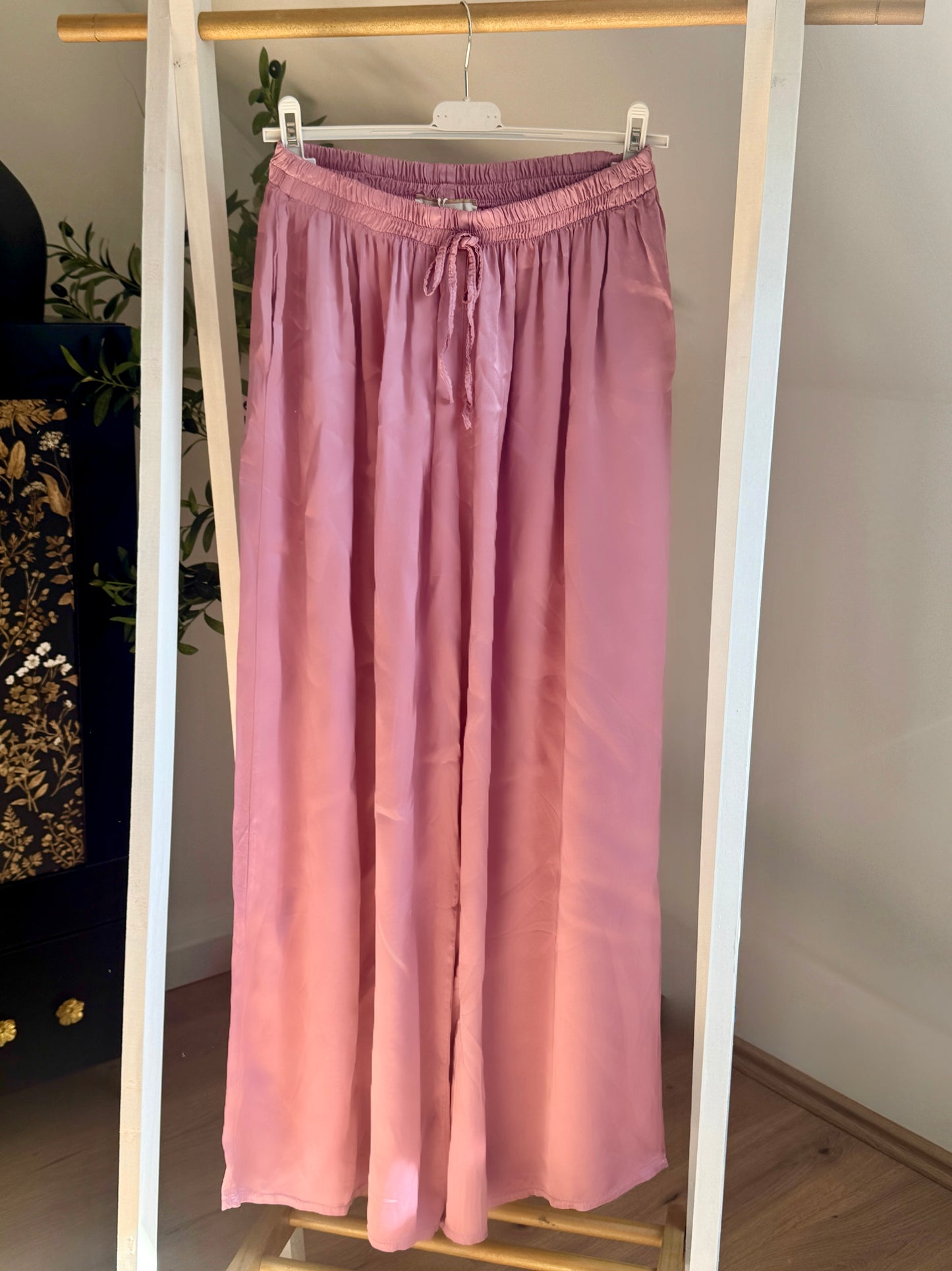 Weit geschnittene Satin-Hose – Rosé
