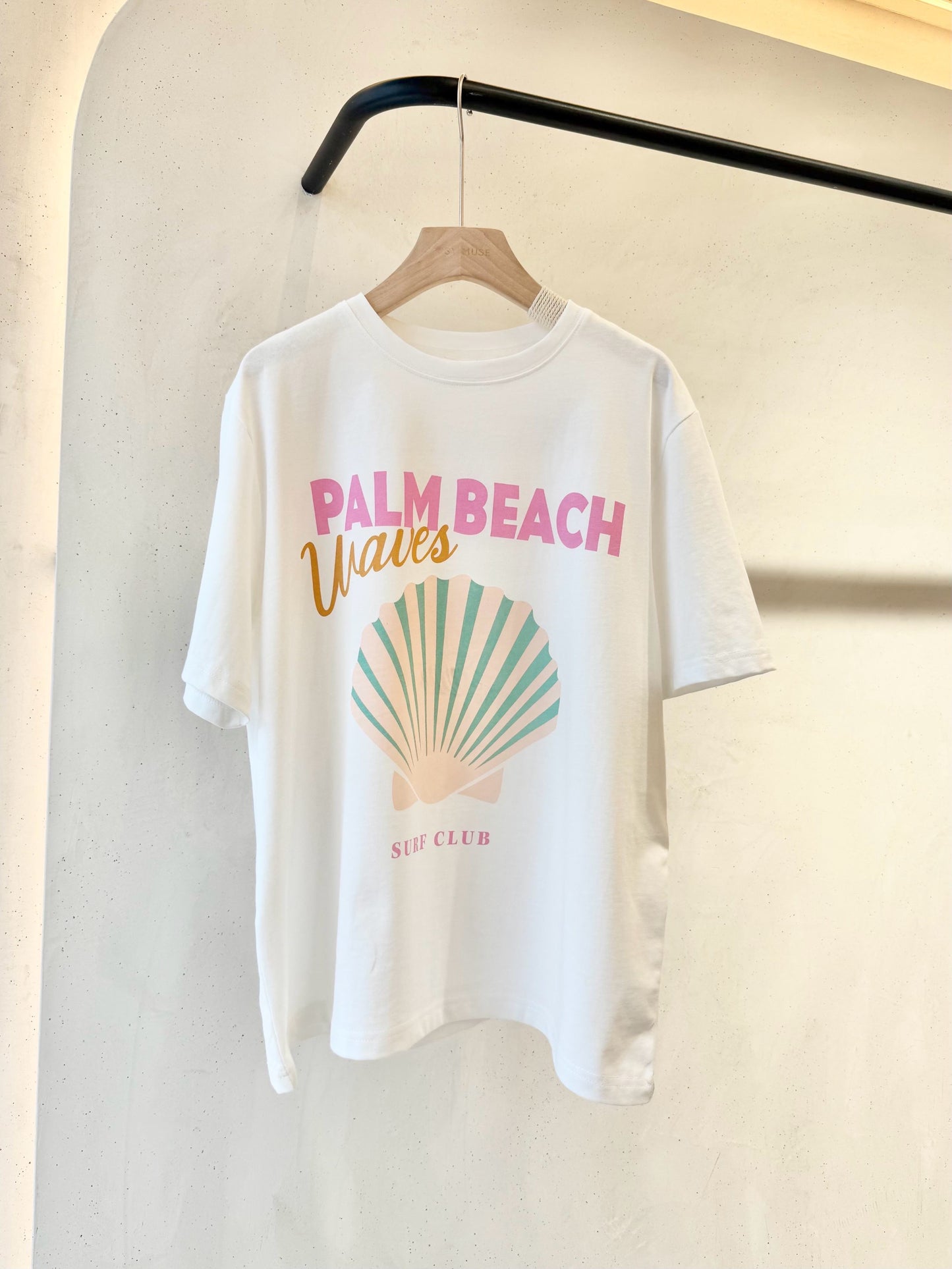 T-Shirt mit Muschelmotiv – Weißes Sommer-Shirt im Coastal Style | Baumwoll-Mix