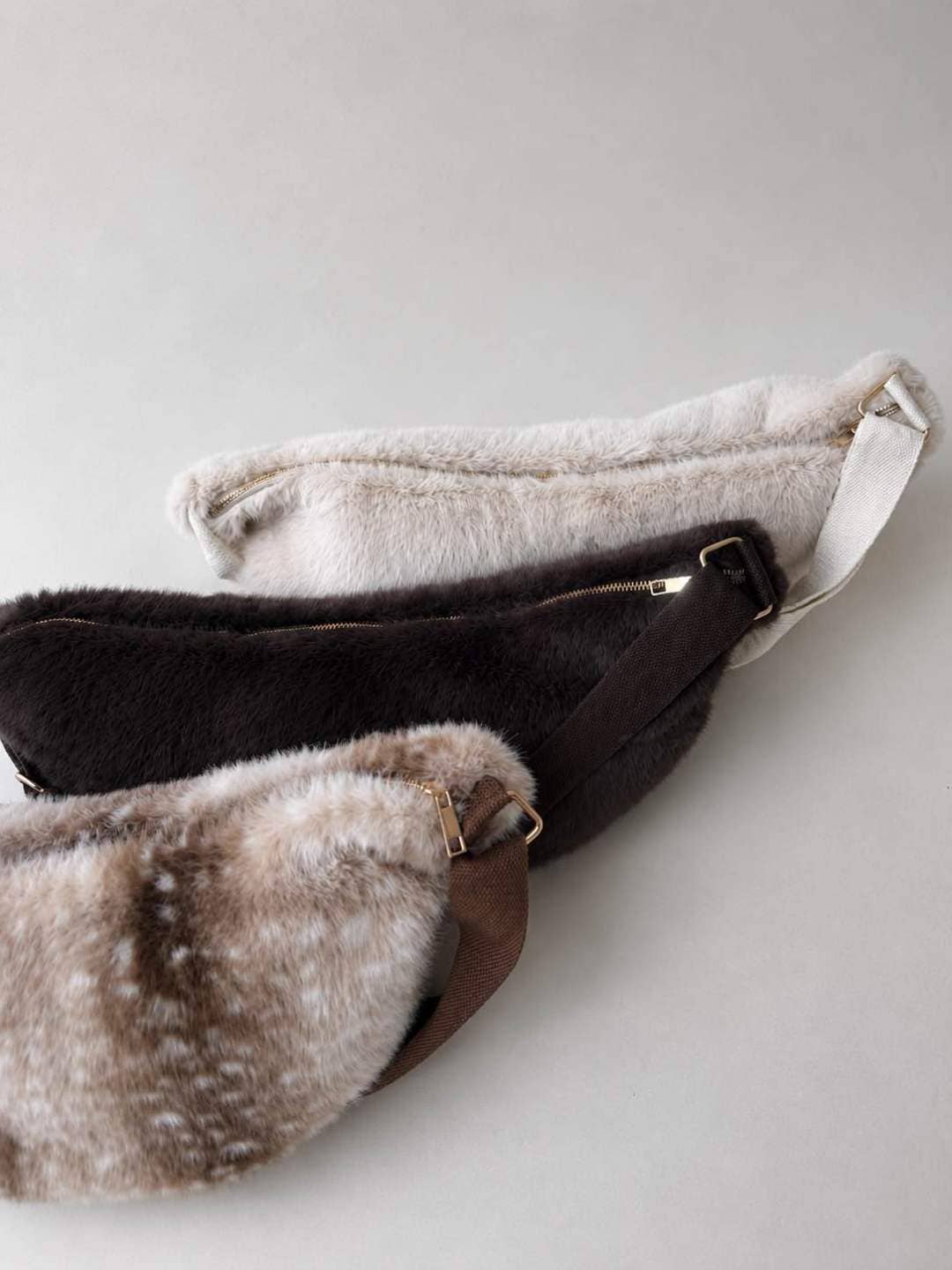 Flauschige Halbmondtasche | WAUW Fashion