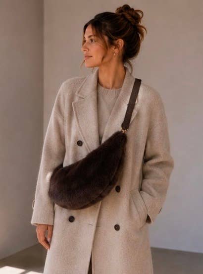 Flauschige Halbmondtasche | WAUW Fashion