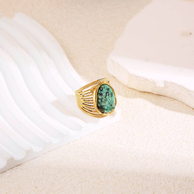 Mehrreihiger, eng anliegender Ring mit goldener Fassung und Stein: Bleu