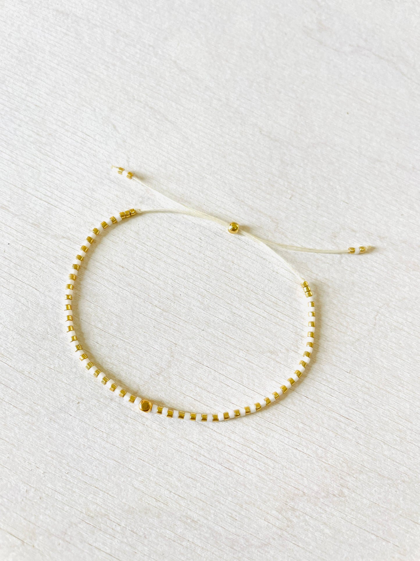 Verstellbares Miyuki-Perlenarmband aus Nylon mit Rocaille-Perlen