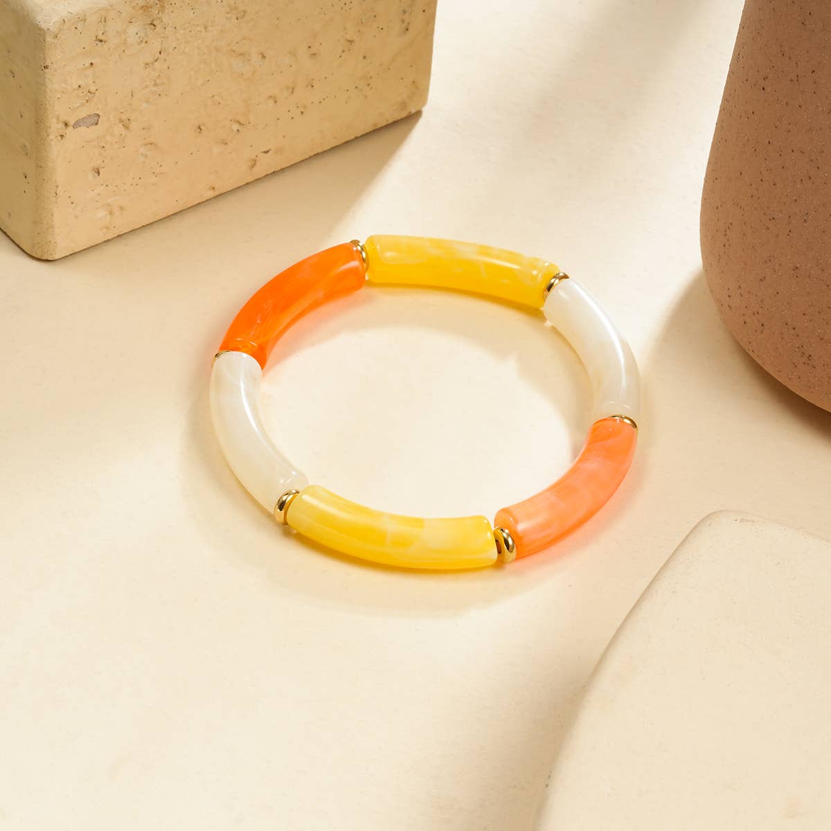 Elastisches Armband aus dreifarbigem gelbem Harz