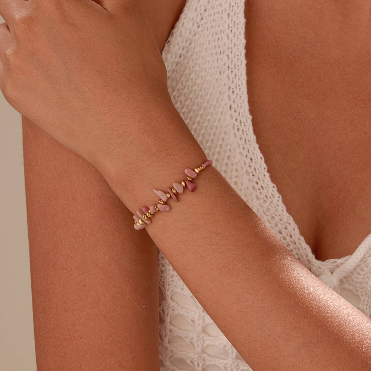 Goldenes Armband mit facettierten Lagunenblauen Perlen