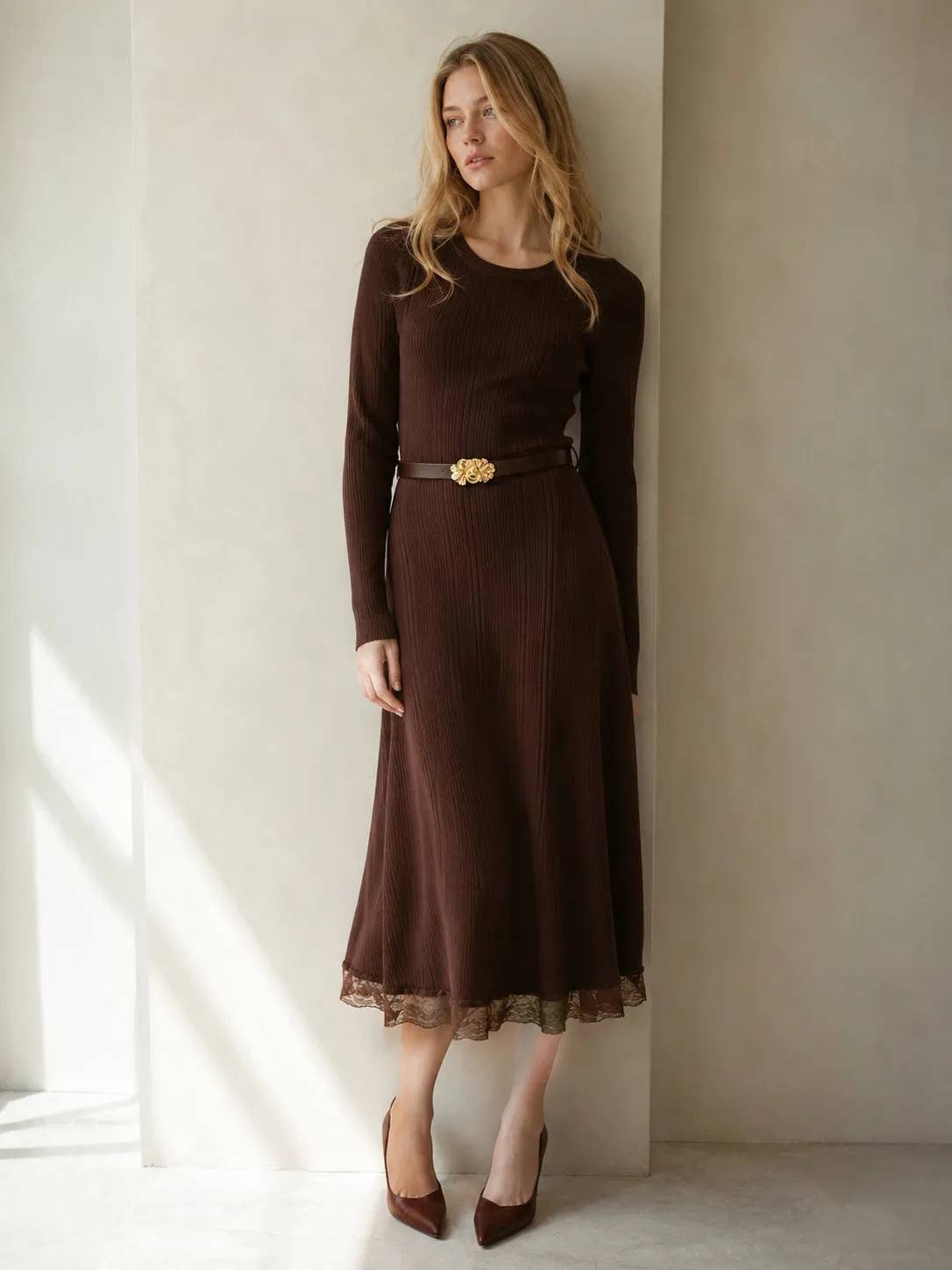 Langes Strickkleid mit Schmuckgürtel [10660]