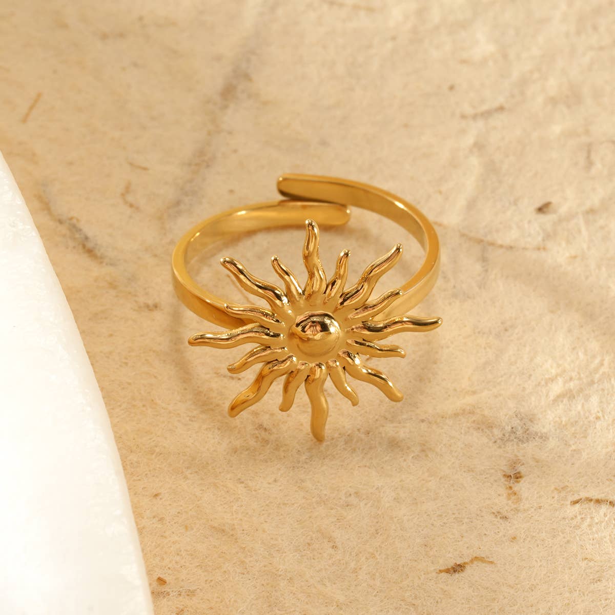 Feiner verstellbarer goldener Ring mit strahlendem Sonnenmotiv