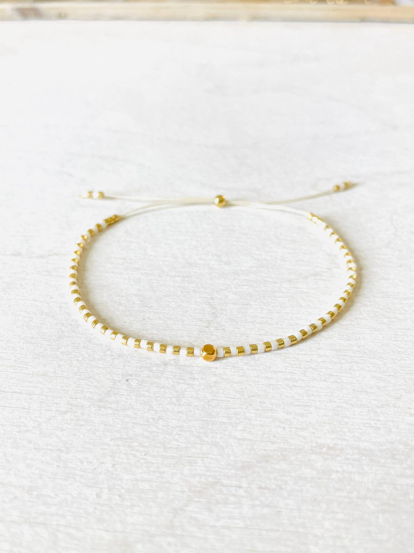 Verstellbares Miyuki-Perlenarmband aus Nylon mit Rocaille-Perlen