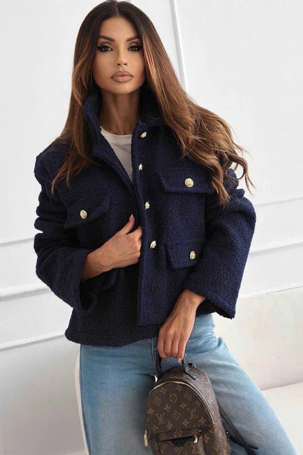 Teddyjacke mit goldenen Knöpfen