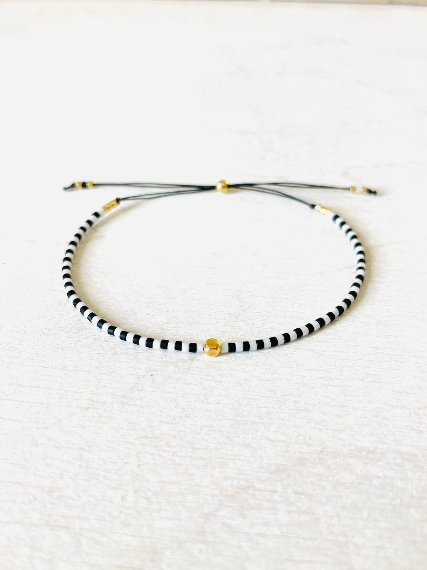 Verstellbares Miyuki-Perlenarmband aus Nylon mit Rocaille-Perlen