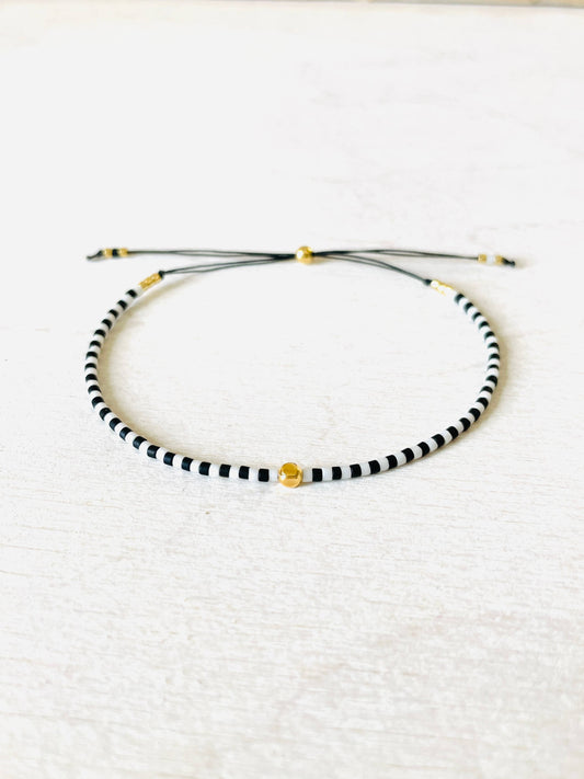 Verstellbares Miyuki-Perlenarmband aus Nylon mit Rocaille-Perlen