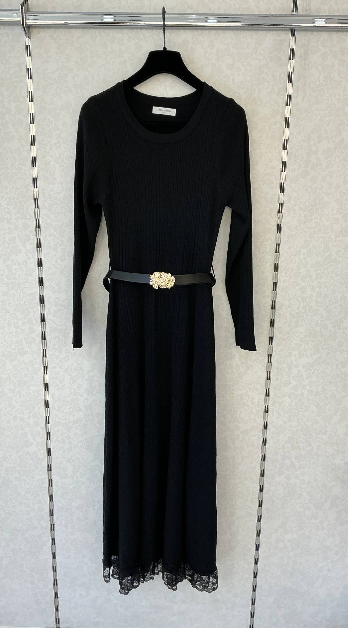 Langes Strickkleid mit Schmuckgürtel [10660]