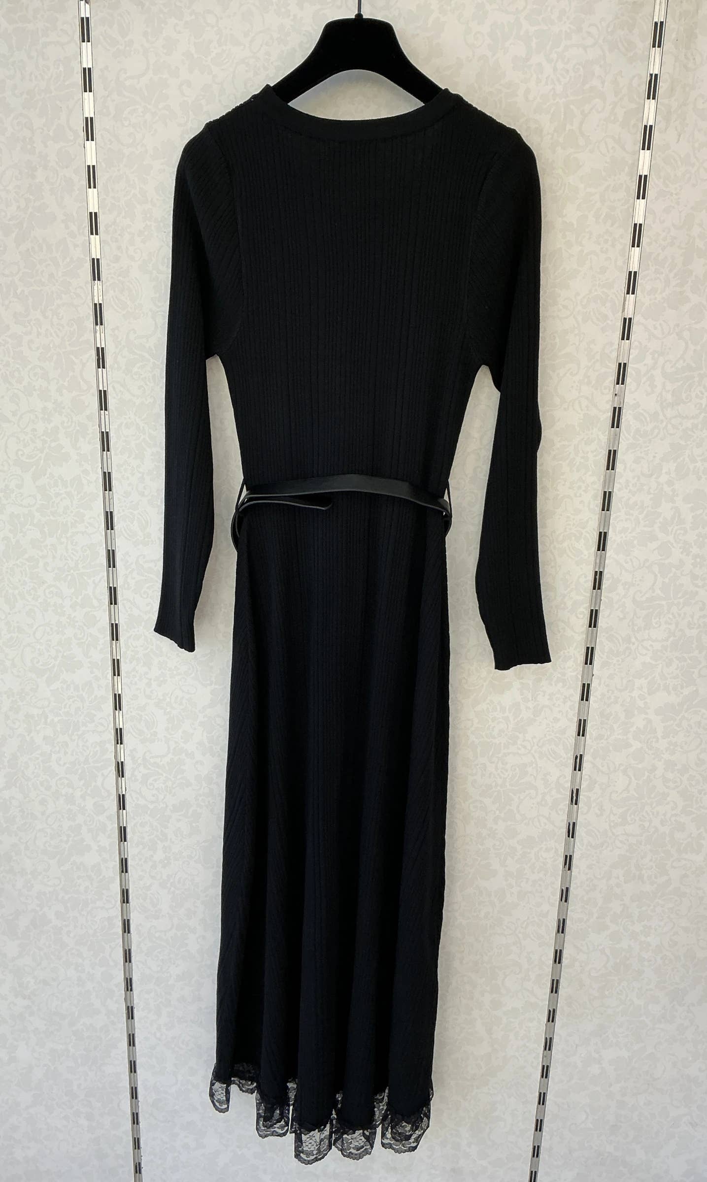 Langes Strickkleid mit Schmuckgürtel [10660]