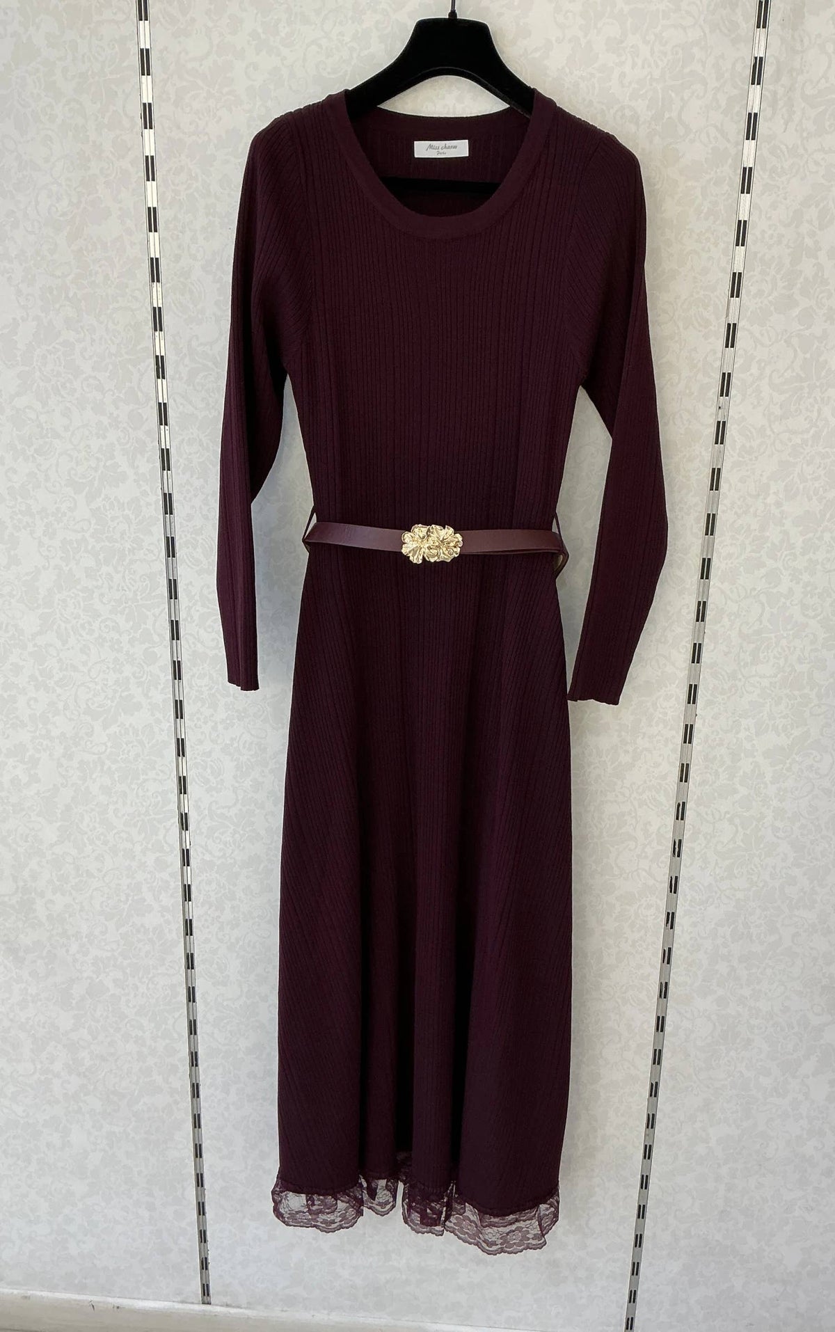 Langes Strickkleid mit Schmuckgürtel [10660]