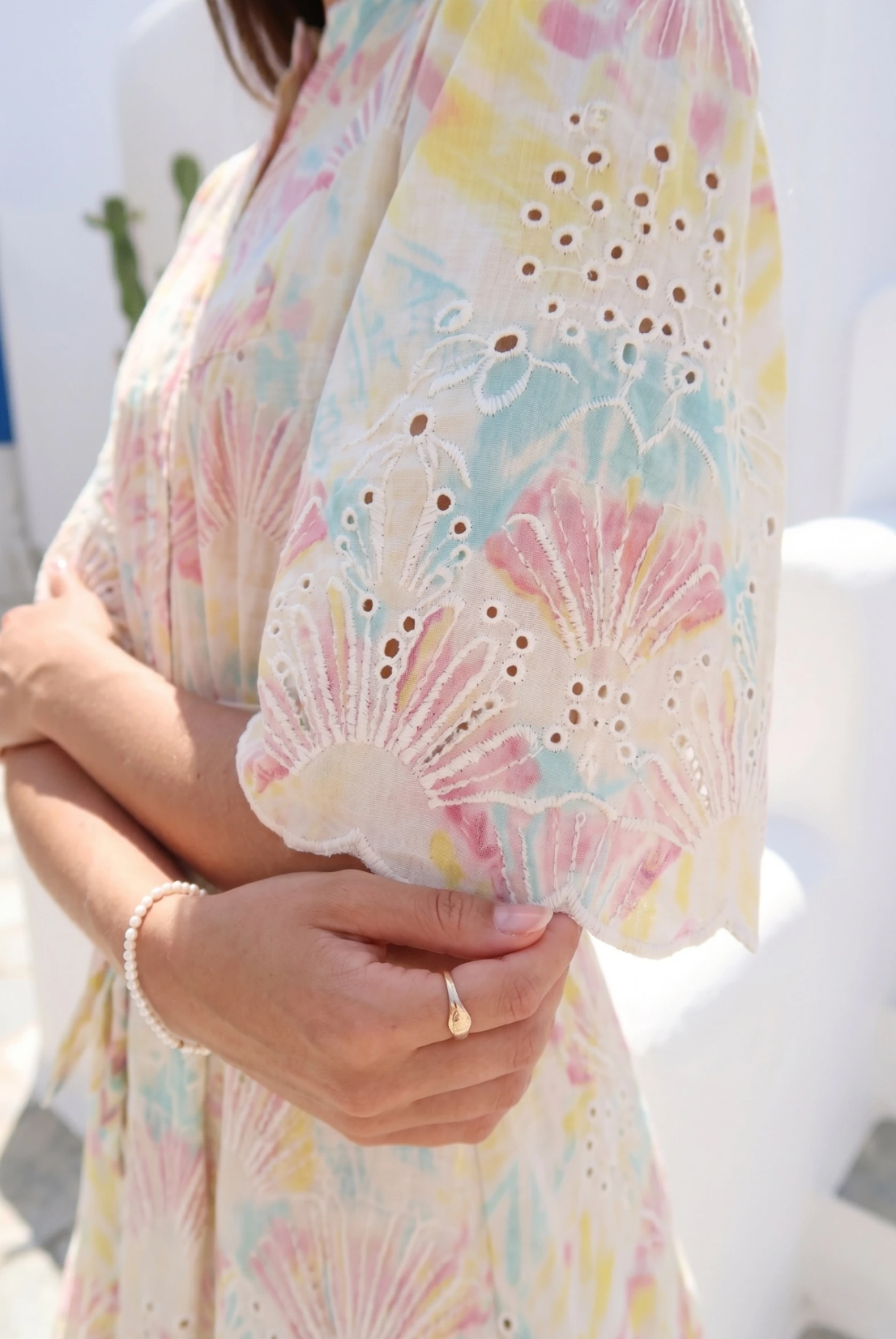 Langes buntes Kleid mit Stickerei